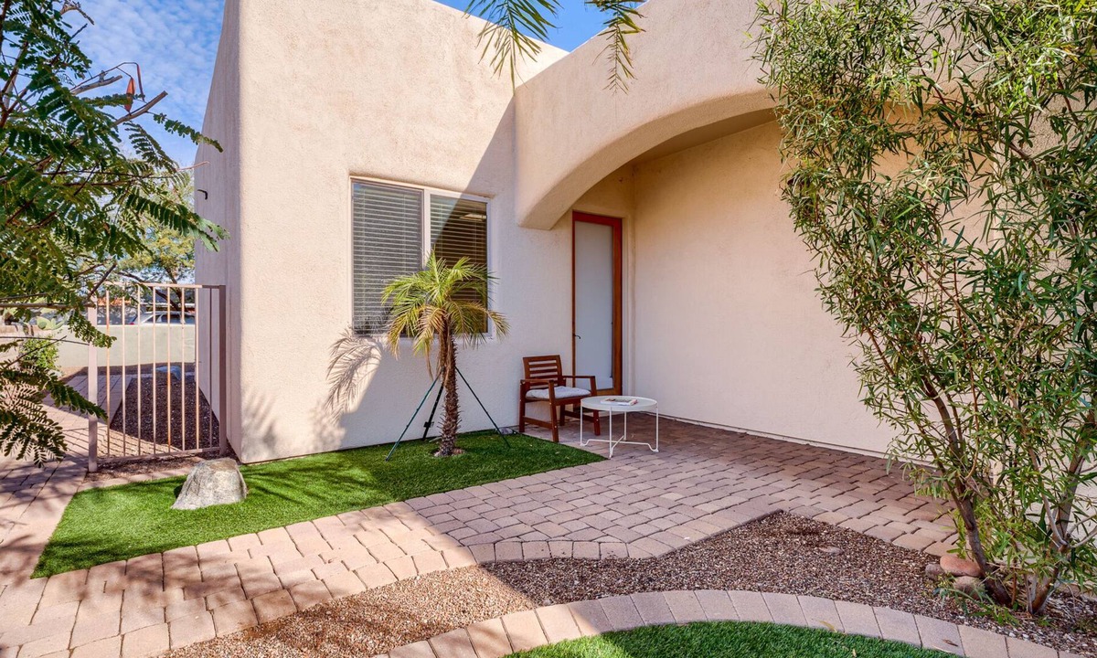 Tucson Apartment | Bright Private Entry Central Tucson Studio Close To UofA Mall Restaurants Shops