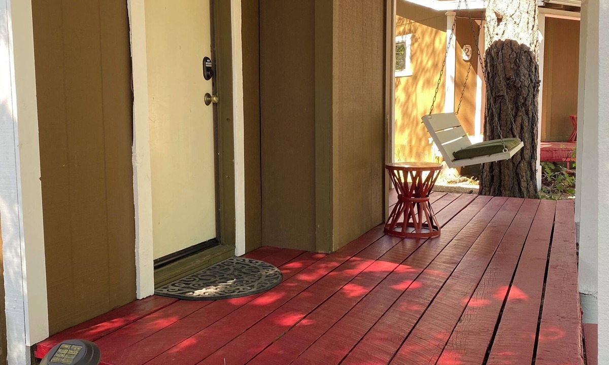 Payson Cabin | Cabin 3 – Eagle's Nest - Queen Bed, Futon, Fireplace, Kitchen, Porch Swing