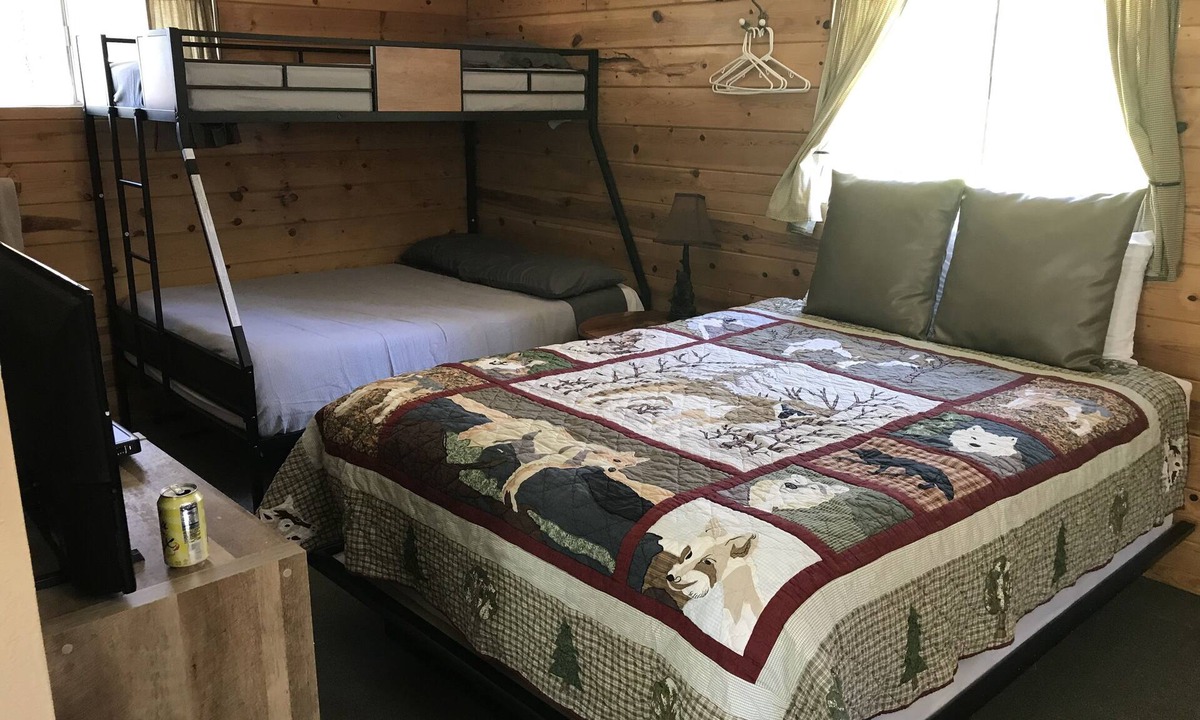 Payson Cabin | CABIN #5 - WOLF'S DEN (JACUZZI & FIREPLACE)