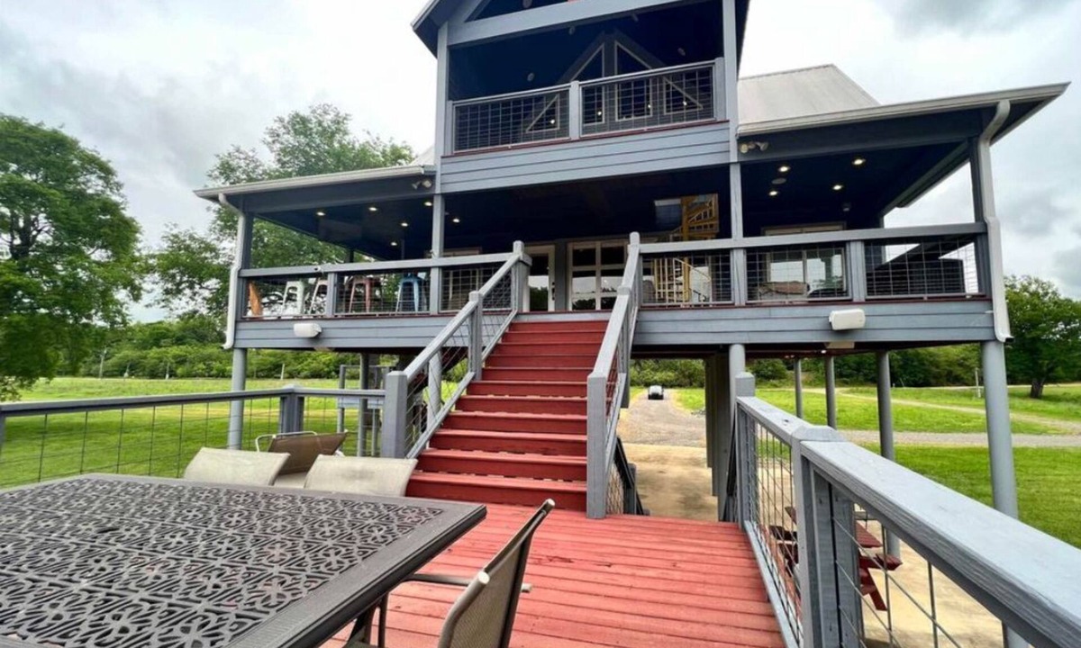Glenwood House | Caddo Lookout: Waterfront cabin with two decks and amazing views.