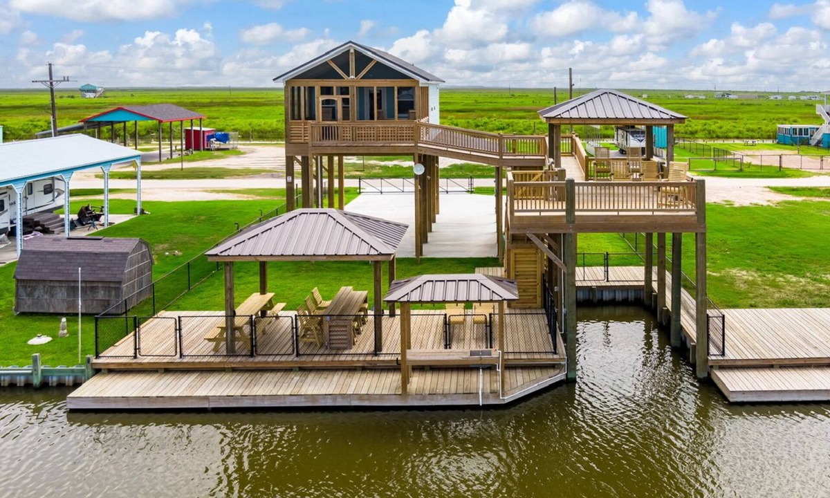 Port Bolivar House | Canal front cutie with Boat lift, RV Hook-Up, Bay access, and Ocean view!