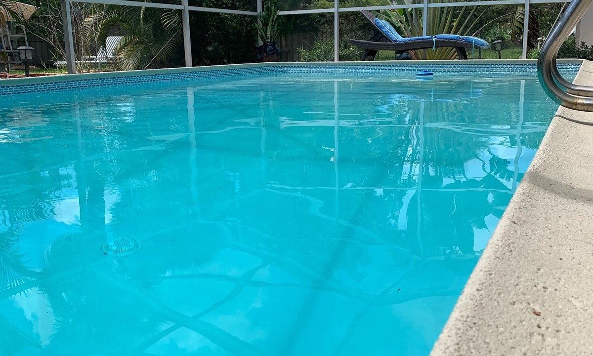 Melbourne House | CAPTAIN’S QUARTERS Tropical pool house. Airport, Beaches, Usssa sports complex