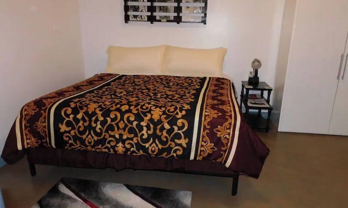 Marfa Hotel | Carmen's Marfa Boutique Hotel/Elsie King Bedroom En-Suite