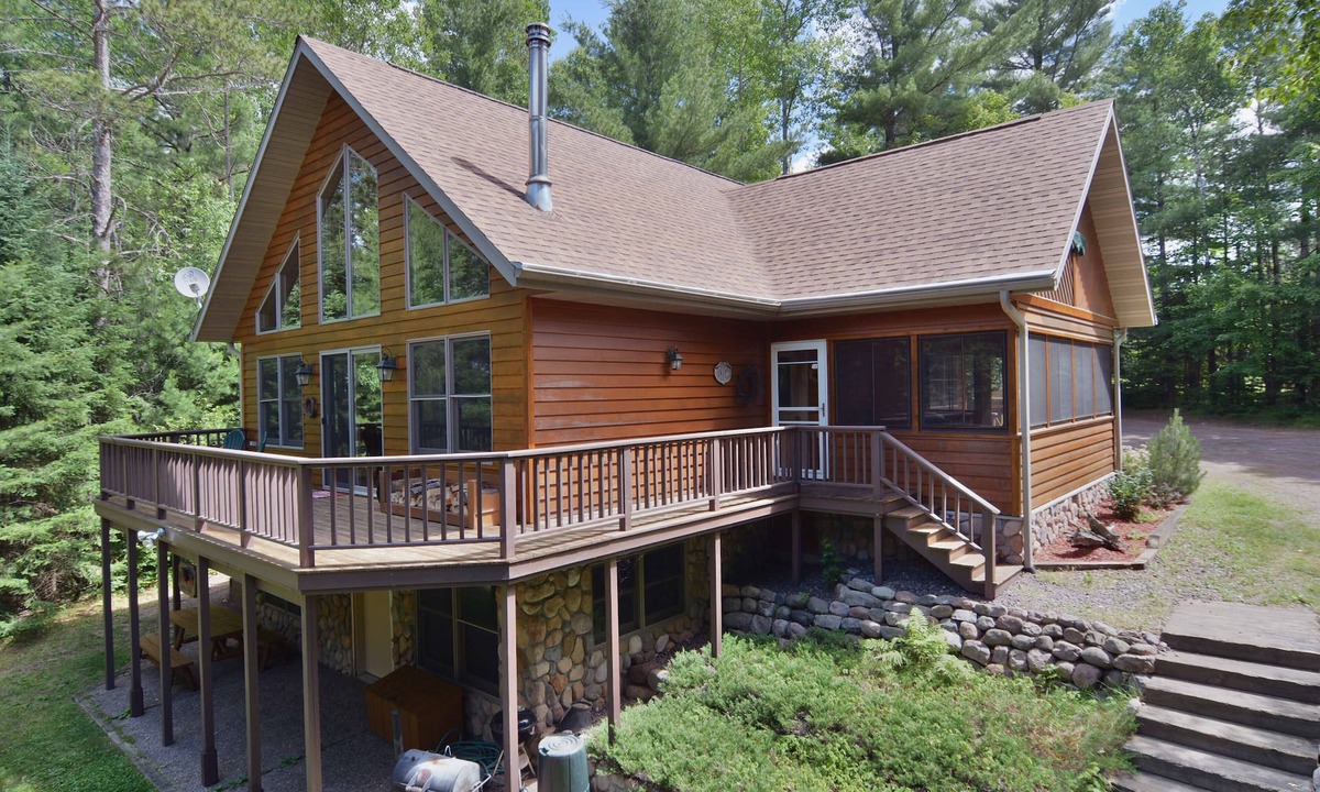 Clam Lake Ski Chalet | Cascade cabin on Clam Lake with cozy fireplace - Special Winter Rates