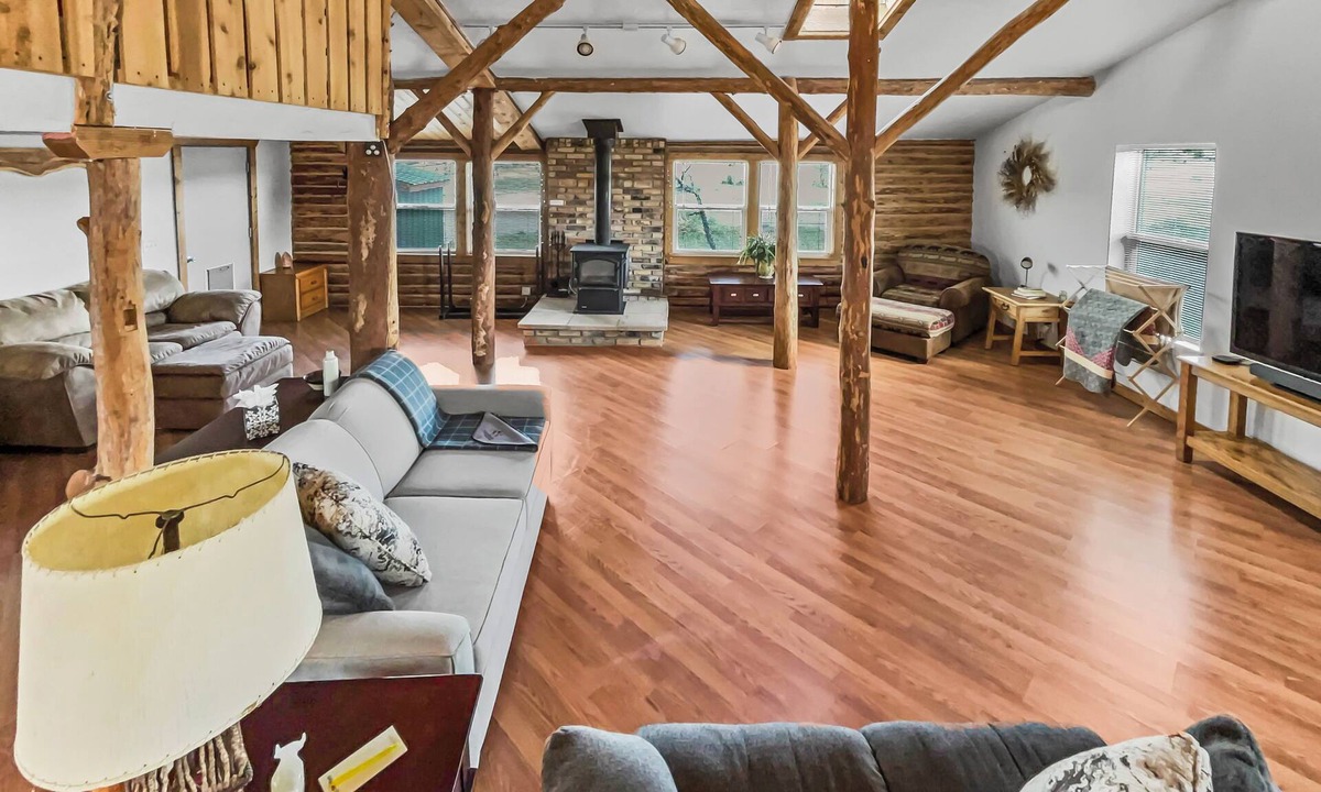 Montrose Cabin | Cedar Mountain Bunkhouse Garage Kennel