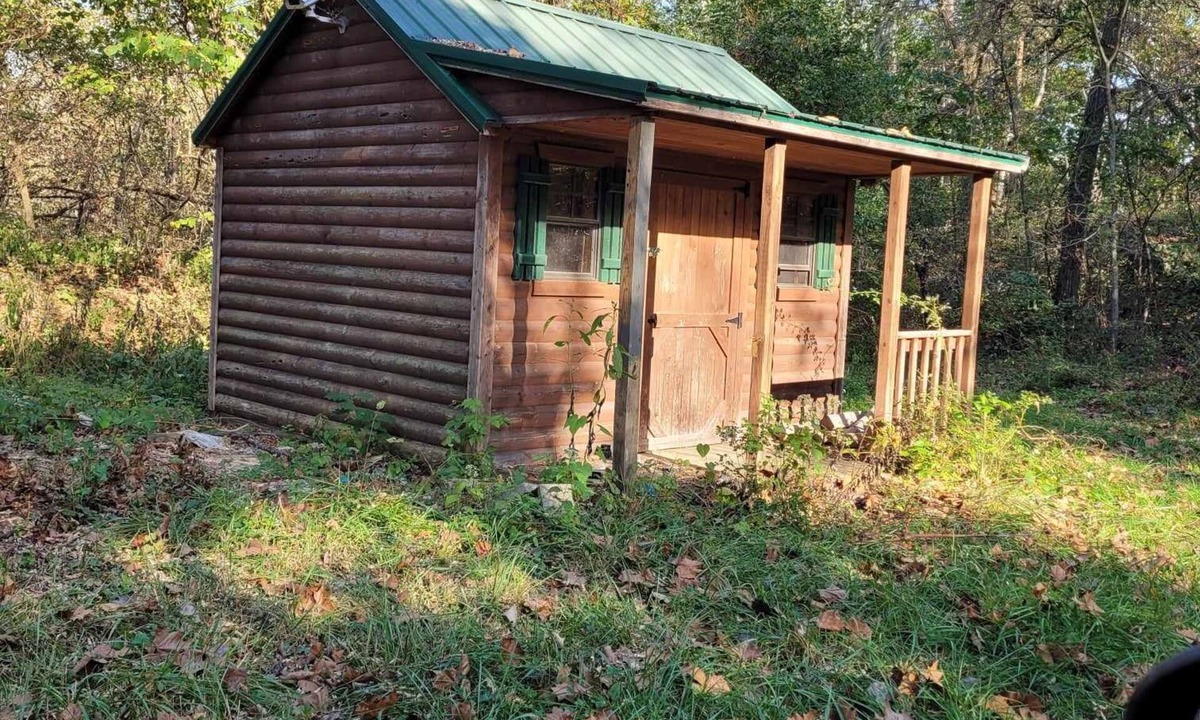 Freedom Cabin | Celtic Glen Farm Stay - Mini Log Cabin
