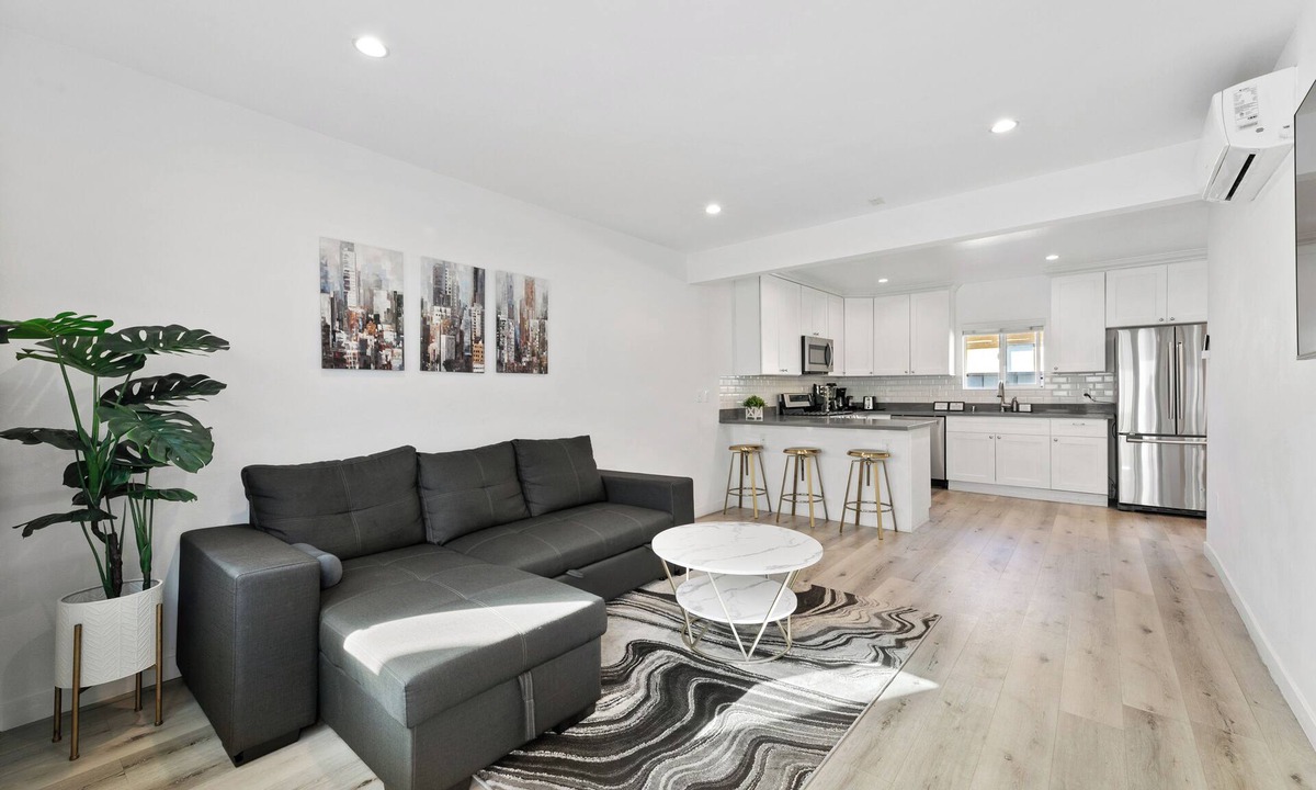 Mid City Hotel | Central Chic Detached Bungalow w/Sofa Bed, Parking, & Laundry