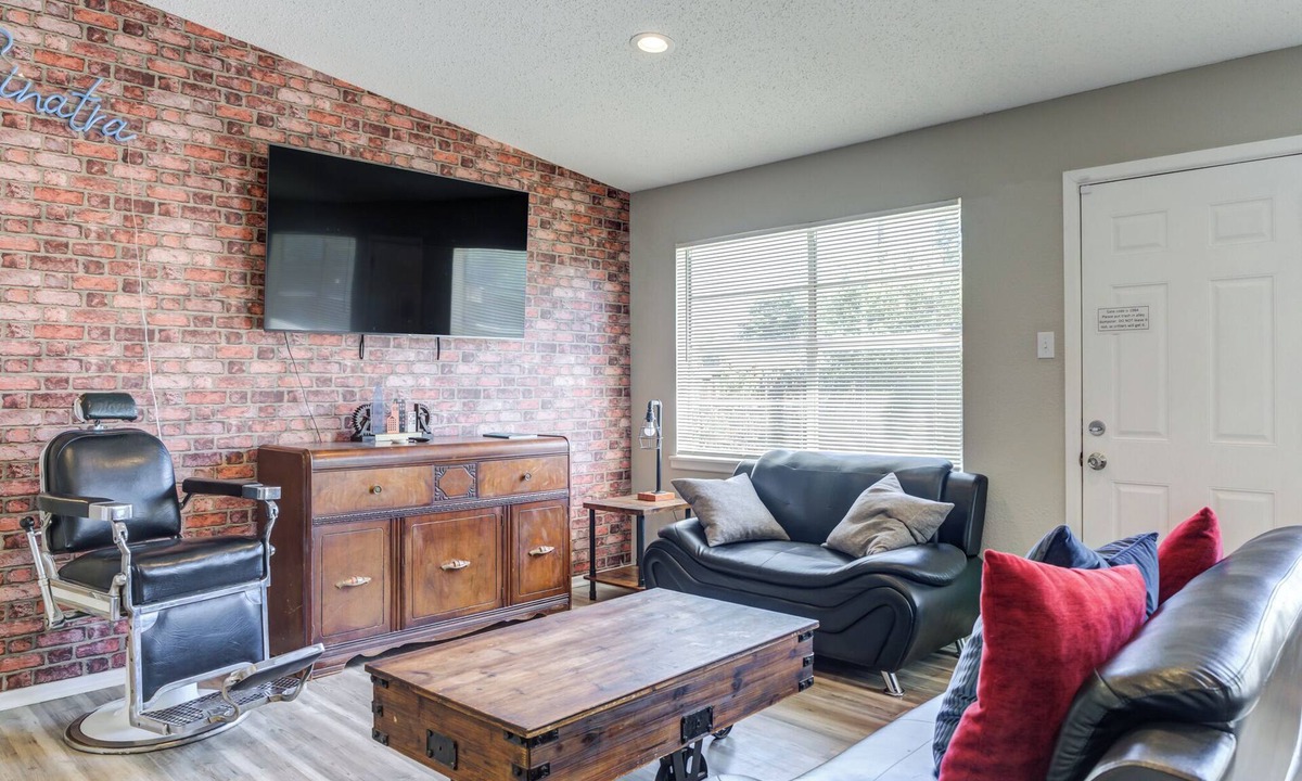 Lubbock House | Central Location Private Backyard Modern & Spacious