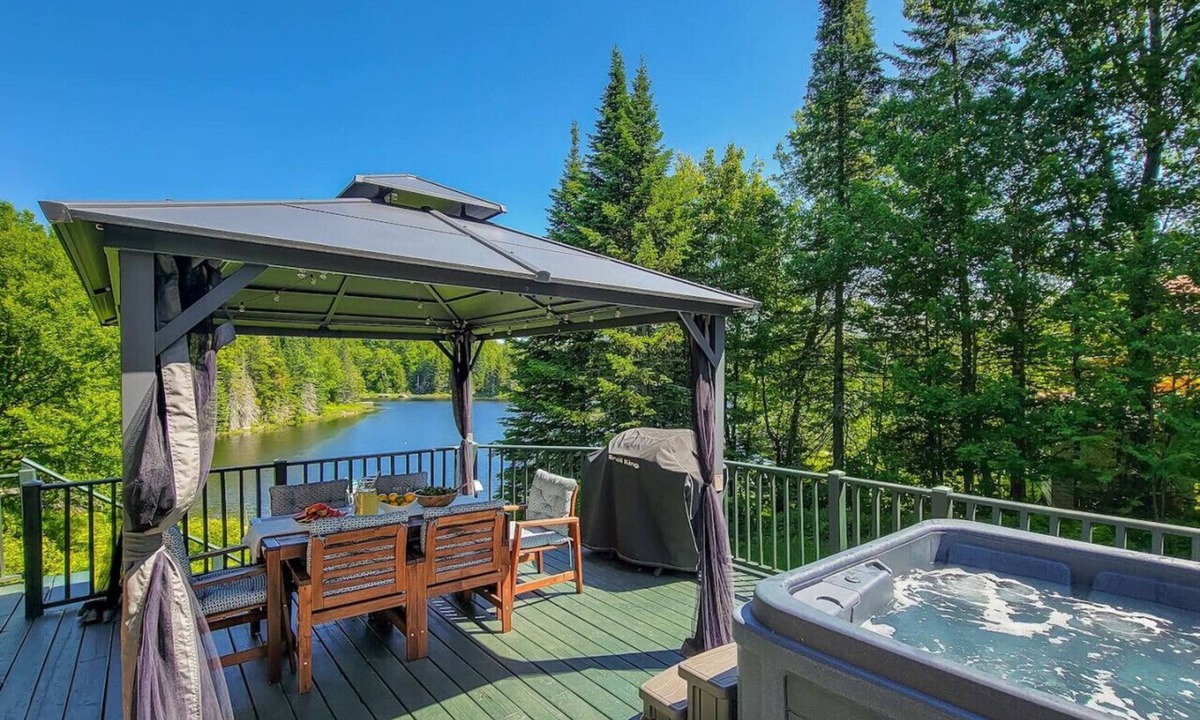 St-Adolphe-d'Howard Cottage | Chalet du Coeur: Spa et Vue!