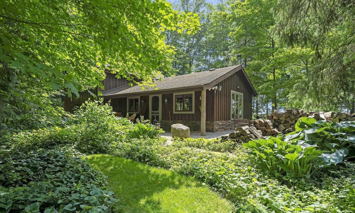 Bradford West Gwillimbury House | Charming Cottage Retreat with Sauna in Bond Head