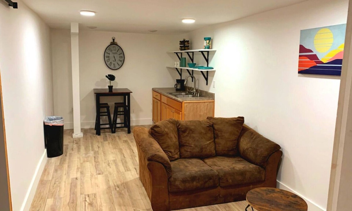 East Hill Apartment | Charming 1-bedroom apartment with AC, WiFi in wonderful Down Town Pensacola