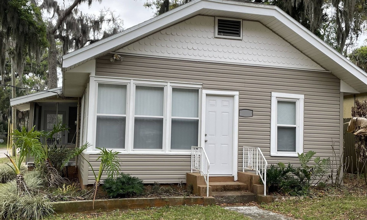 Holly Hill House | Charming 1bdrm Intracoastal Tiny House: Perfect for couples & a romantic getaway