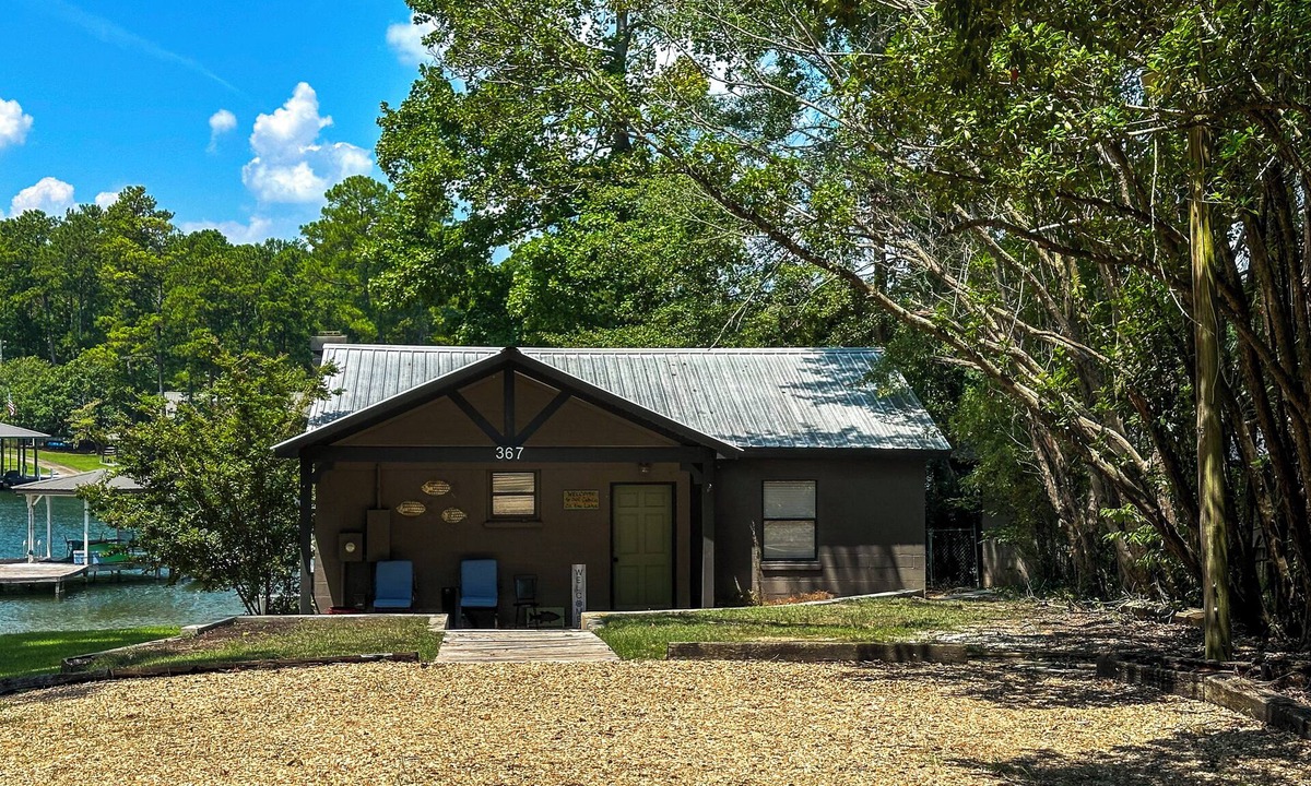 Eclectic House | Charming 2-bedroom 2 bath house on beautiful Lake Martin. Quiet and peaceful.