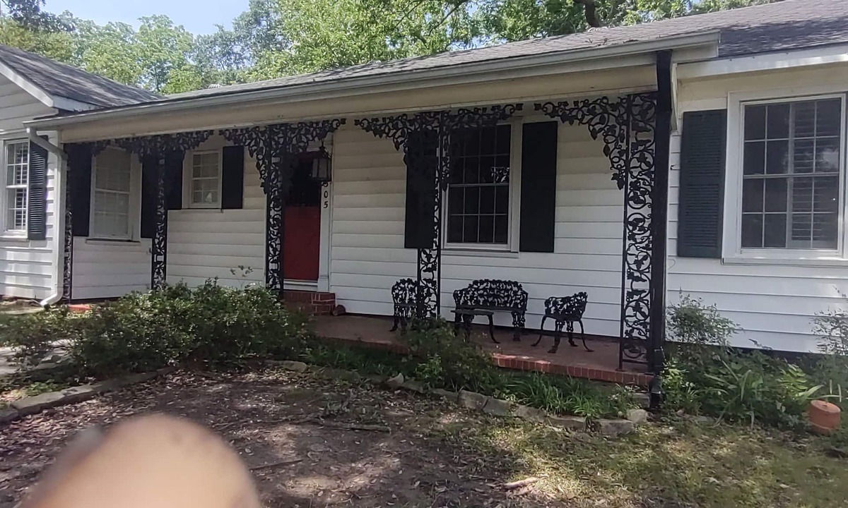 Jefferson House | Charming 2-bedroom house in Jefferson with Sunroom