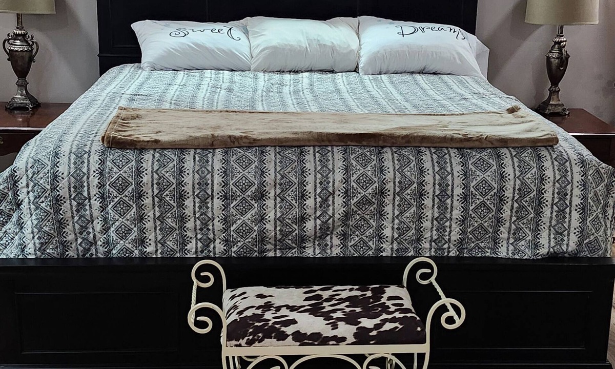 Reddick House | Charming 3-bedroom entire barnhouse in amazing Reddick with AC, WiFi.