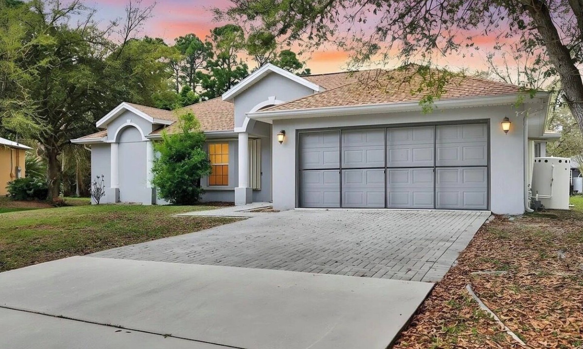 Palm Bay House | Charming 3-bedroom house with a pool, AC in sunny Palm Bay