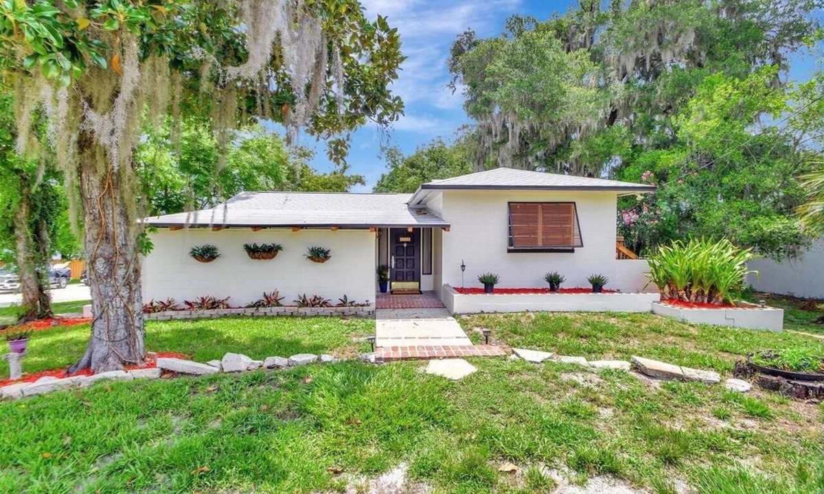 DeLand House | Charming 3 Unit- House on Lake. with AC and WiFi in delightful DeLand
