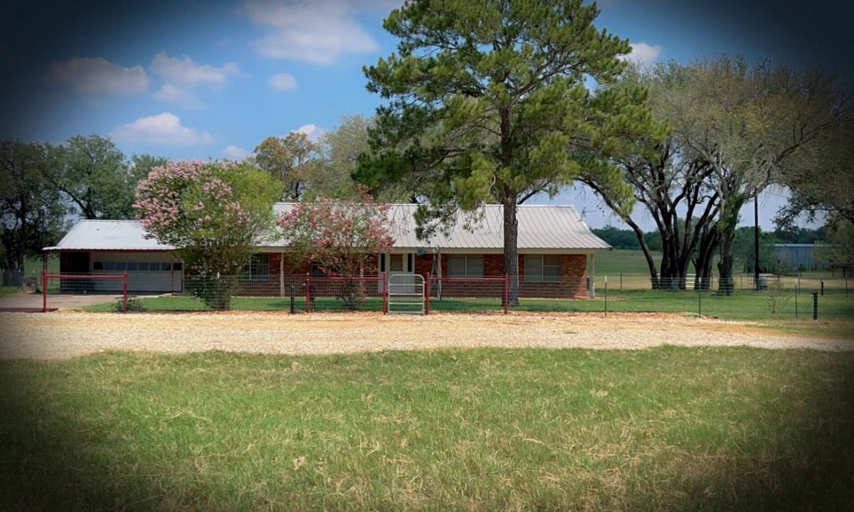 Yancey House | Charming 4-bedroom farmhouse with AC in welcoming Moore - with Star-link WIFI