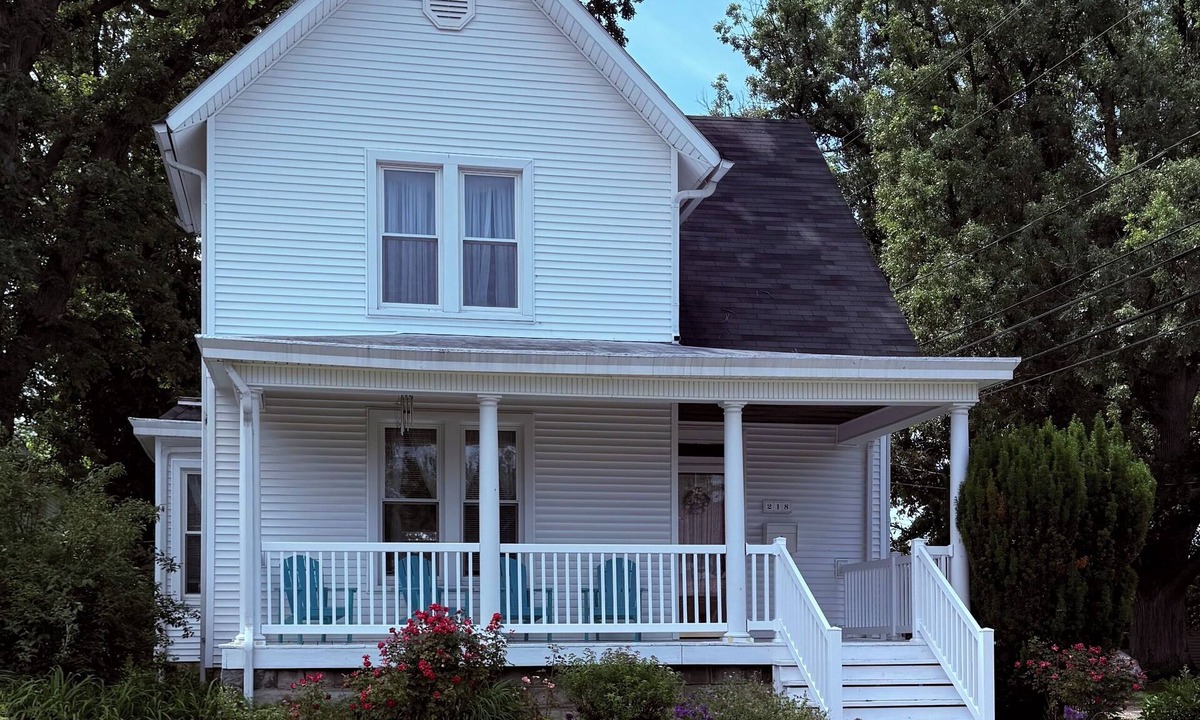 Port Clinton House | Charming 4-BR Walk to Beach, Lighthouse, Main Street & Jet Express - sleeps 10
