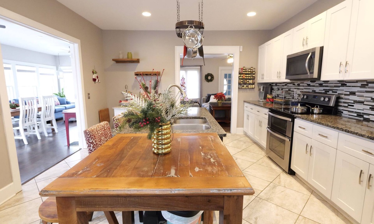 Near South House | Charming and Spacious 4-bedroom house near Downtown Lincoln. Great Family Space.