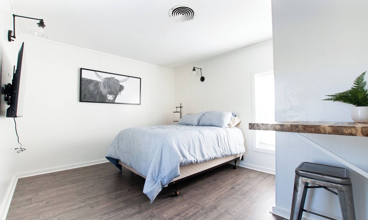 West Central Apartment | Charming apartment near Parkview Stadium in Fort Wayne