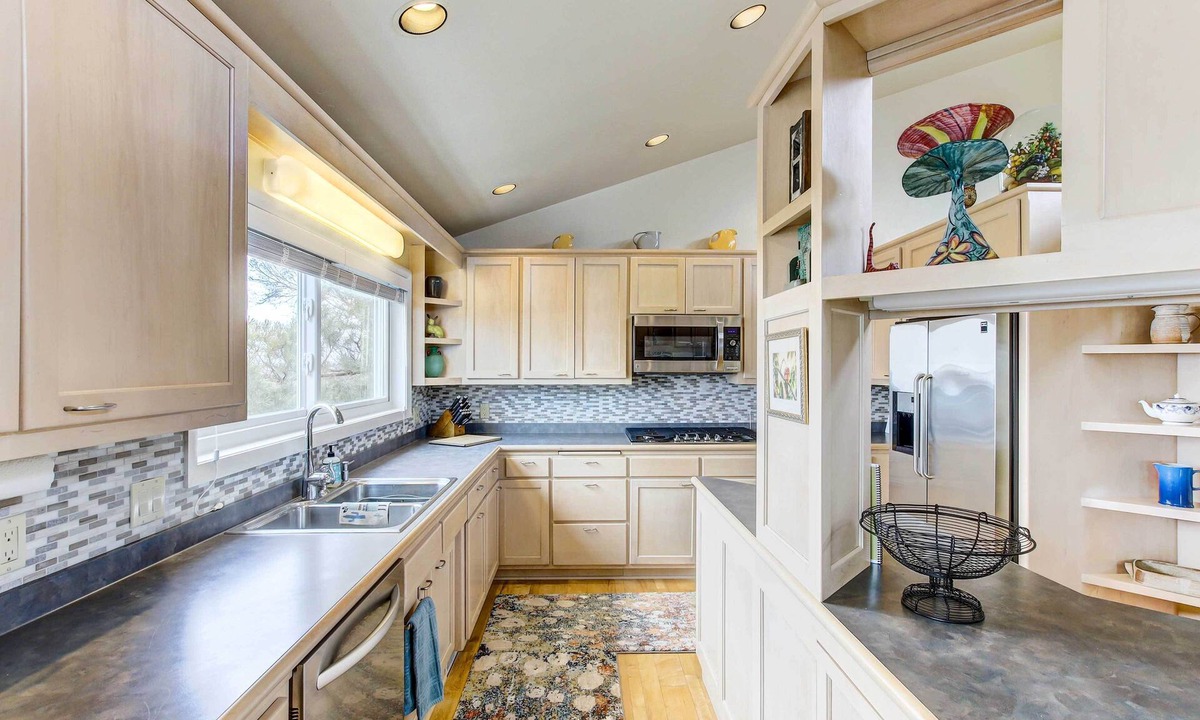 New Franken House | Charming ‘Bayview Art House’ with Deck & Grill!