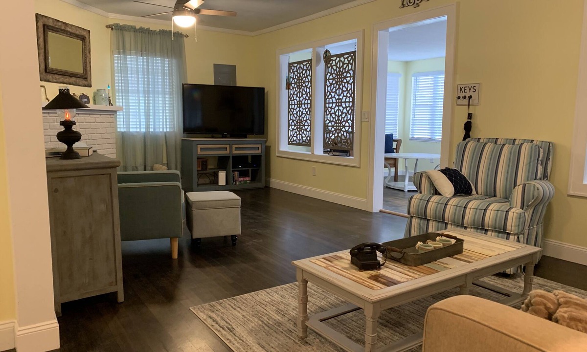 Tavares House | Charming bungalow perfect for base camp for anglers and sports enthusiasts.