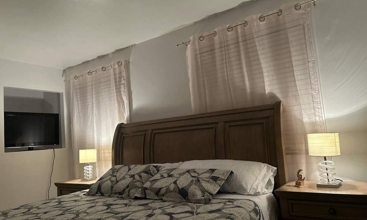 Blainville House | Charming bungalow with AC and WiFi in serene Blainville 1 King size bedroom
