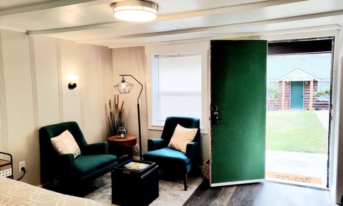 Glenwood Springs Cabin | Charming Cabin 3: Vintage Western Style, Modern Luxury +Full Kitchen