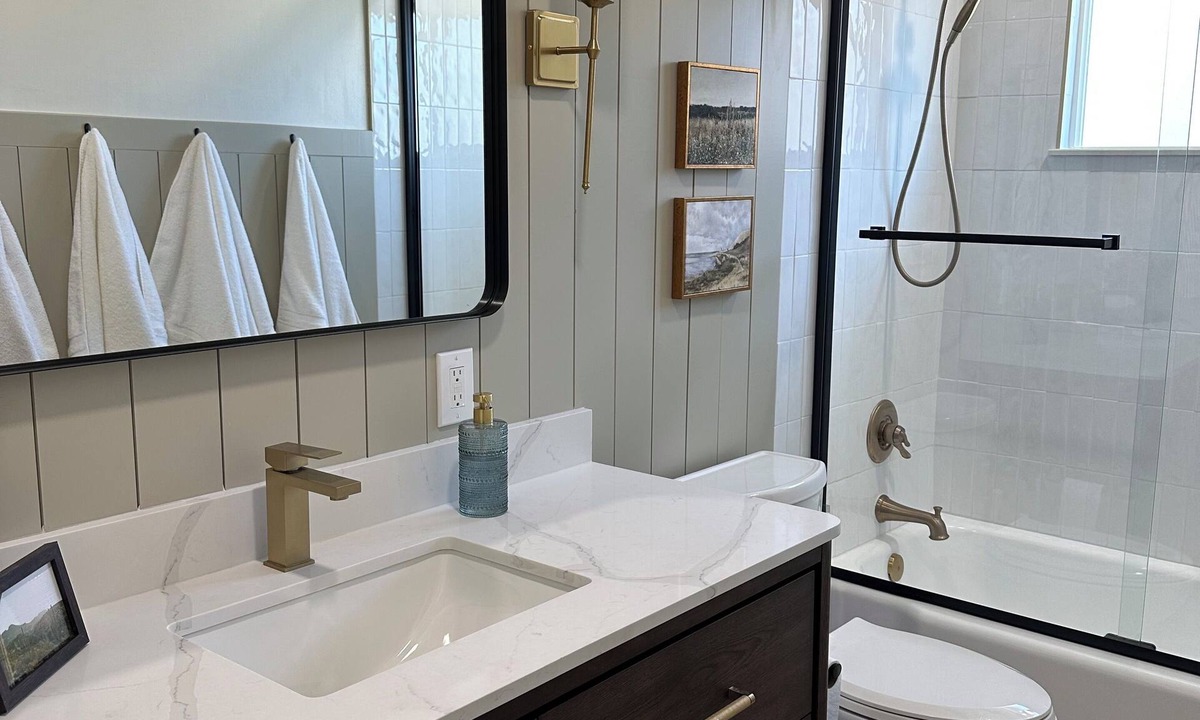 Thatcher House | Charming, CLEAN 3-bedroom house with AC, WiFi in Great Location
