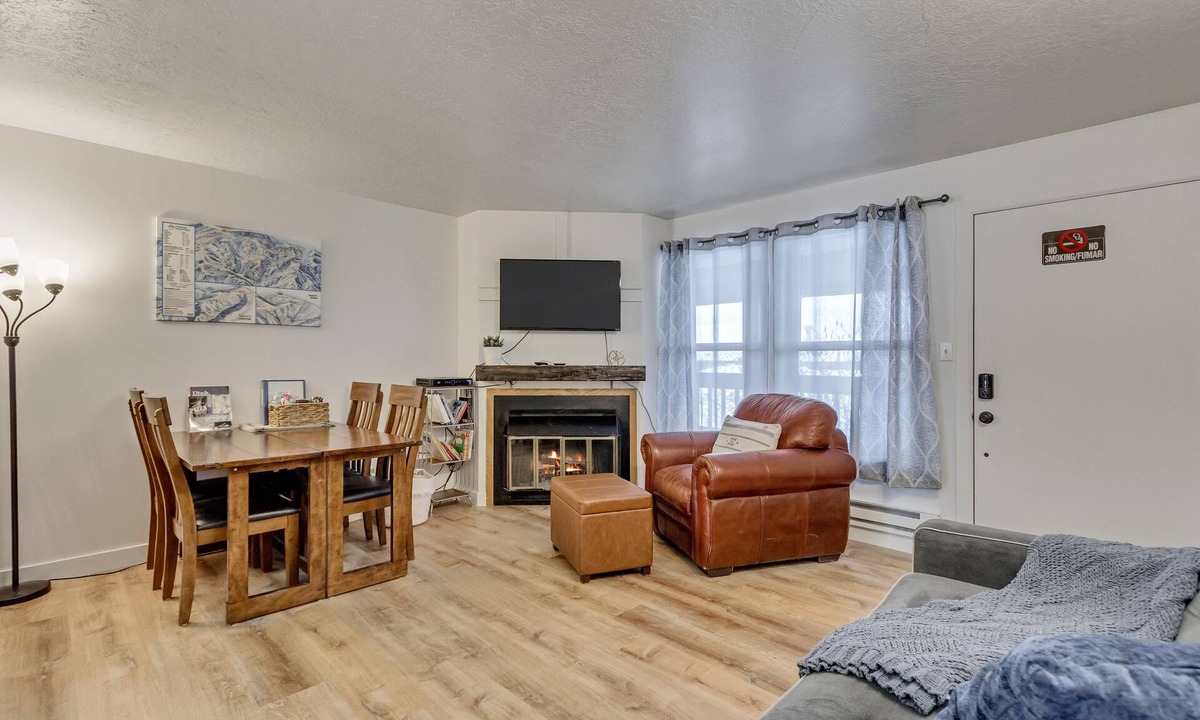 Eden Condo | Charming condo w/king bed, hot tub, pool, minutes away from world class skiing