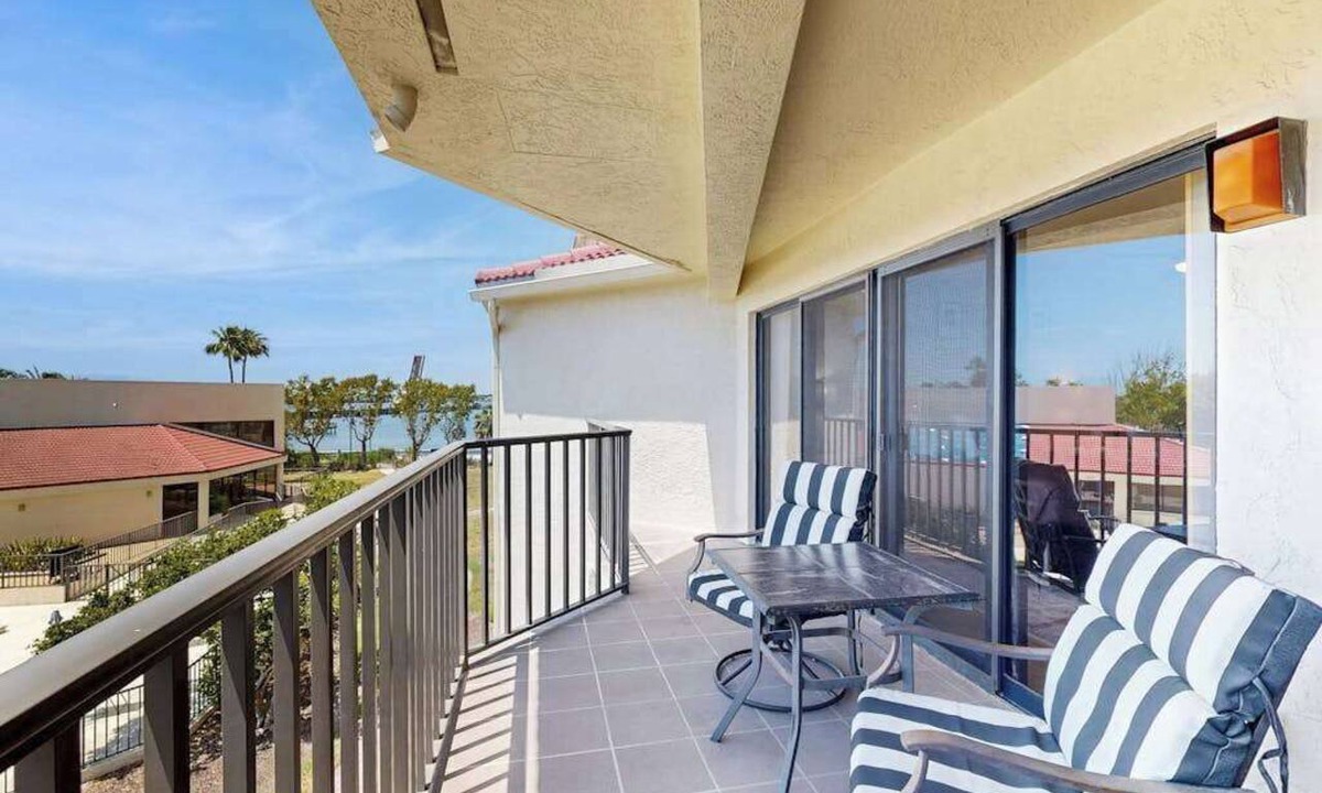 Bradenton Condo | Charming condo waccess to shared pool, riverwalk & close to Island Ferry