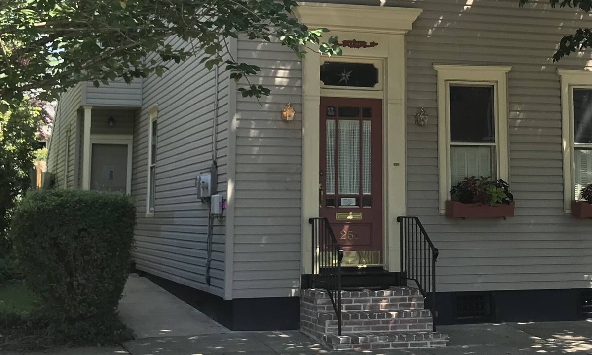 Bethlehem Bed & Breakfast | Charming home in beautiful Historic Bethlehem near all attractions.