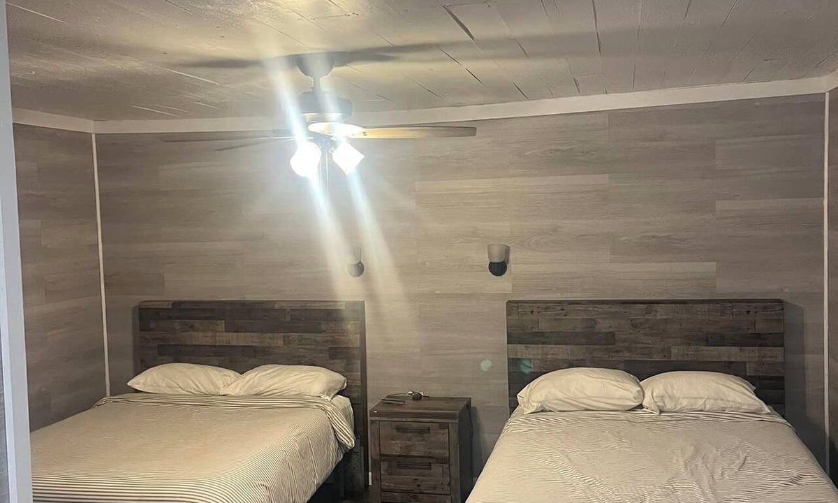 Golden Meadow Hotel | Charming hotel with 1 bedroom and AC, WiFi in peaceful Golden Meadow