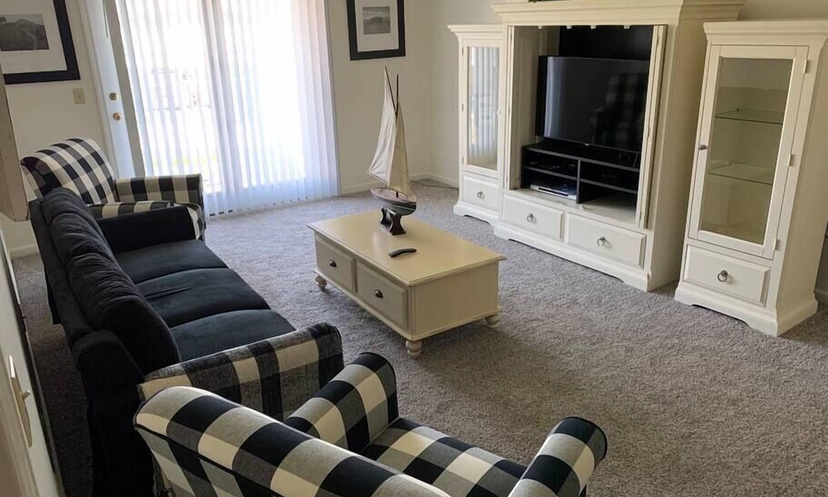 Oshkosh Apartment | Charming Oshkosh Residence Near Fox River With Underground Parking