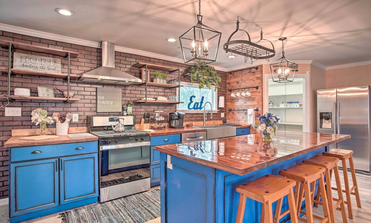 Walterboro House | Charming Retreat on 20 Acres w/Private Lake!