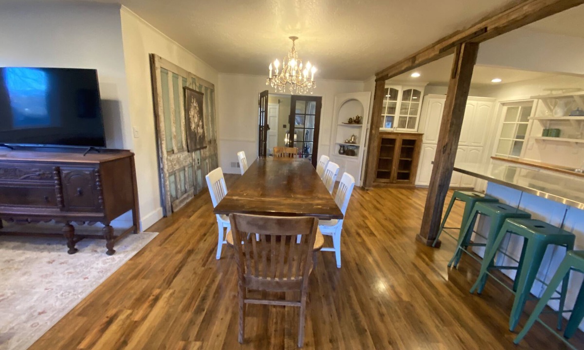 Paradise House | Charming Spacious Country Home 15 min from Logan.
