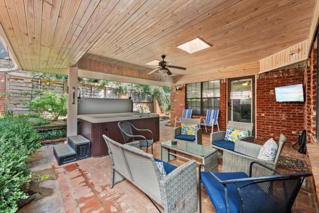 Quail Creek House | Charming Stay Hot Tub Patio & Antique Charm
