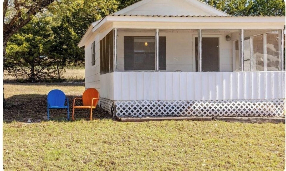 Connerville House | Charming studio in Mannsville OK, w/Starlink internet & cozy queen bed.