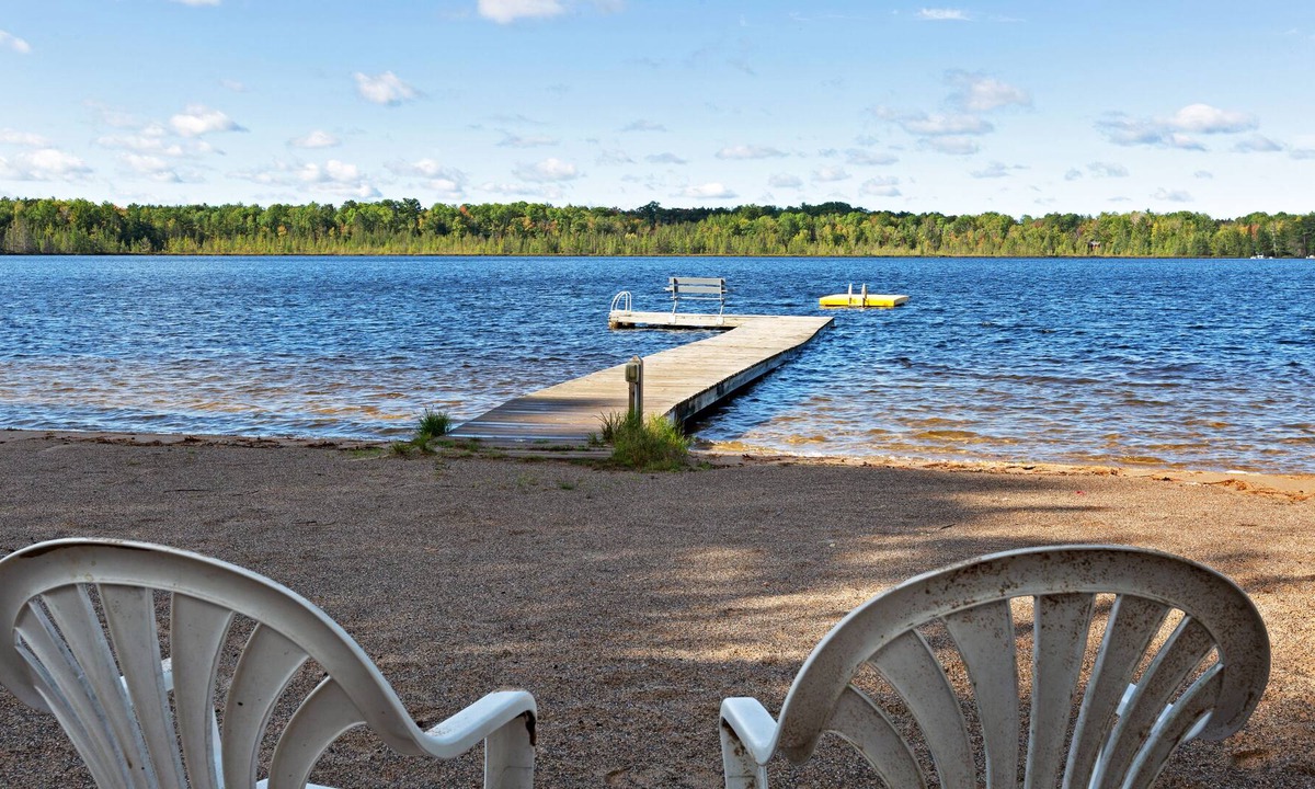 Eagle River Apartment | Charming suite w/ shared tennis, boat docks, free WiFi - dogs welcome!