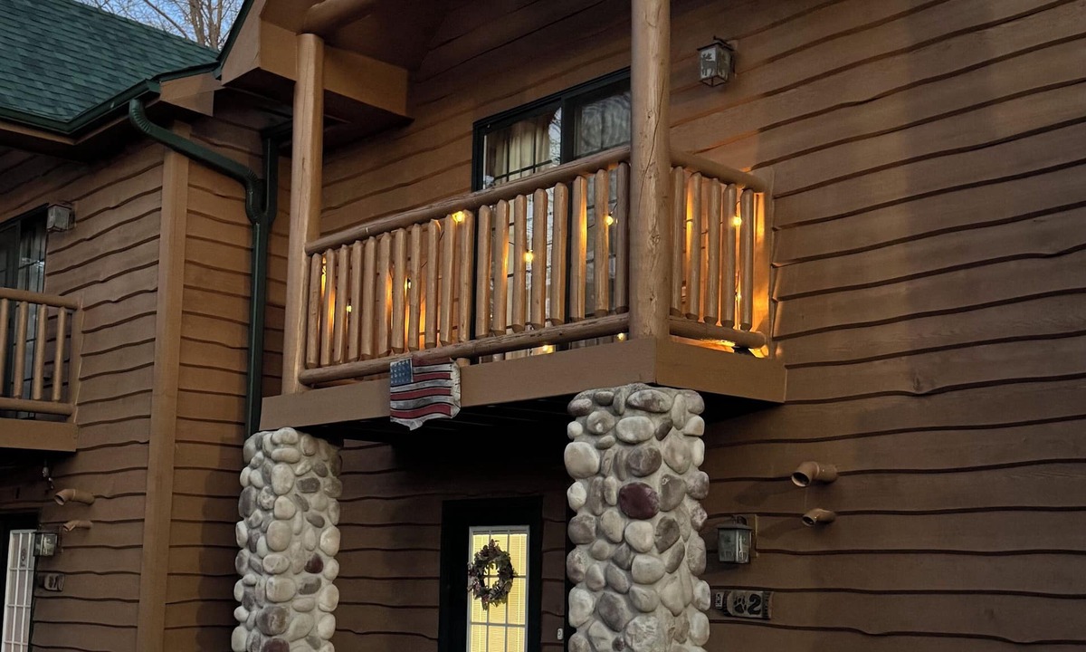 Oglesby Cabin | Charming woodland villa located in a secured resort across from Starved Rock