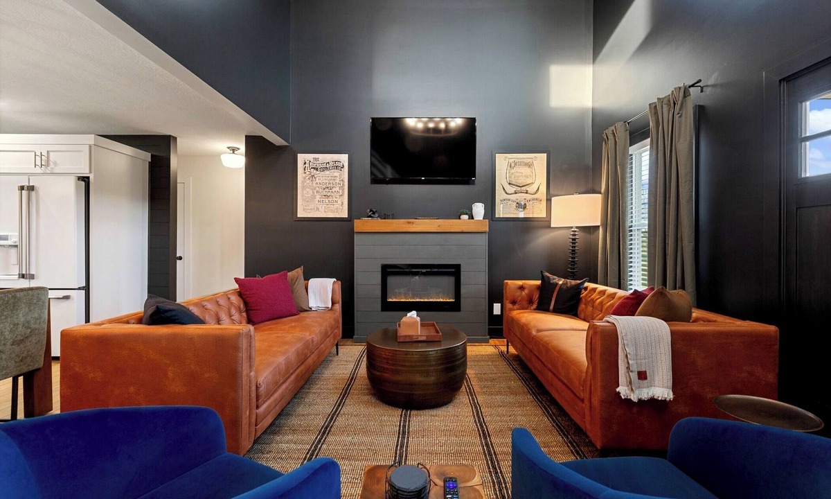 Chaplin House | Charred Oak Reserve-Sleeps 10-Hot Tub, Firepit by Iconiq stays
