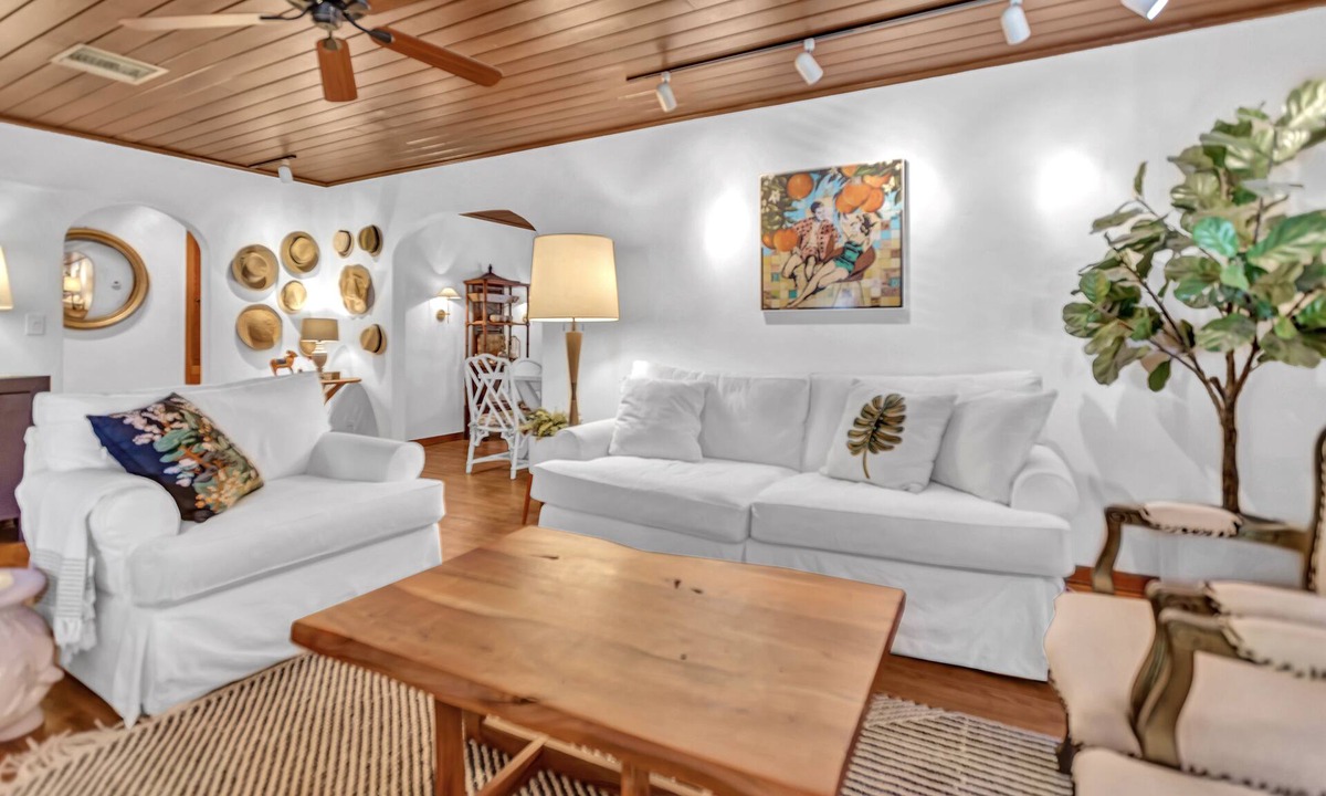Del-Ida Park Historic District Cottage | Chateau Mango, historic cottage with a pool!