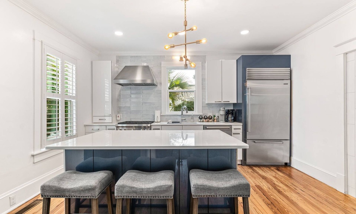 Downtown Historic District House | Chic+Eco Friendly! Chefs Kitchen Quick Walk to Old City and Public Park!