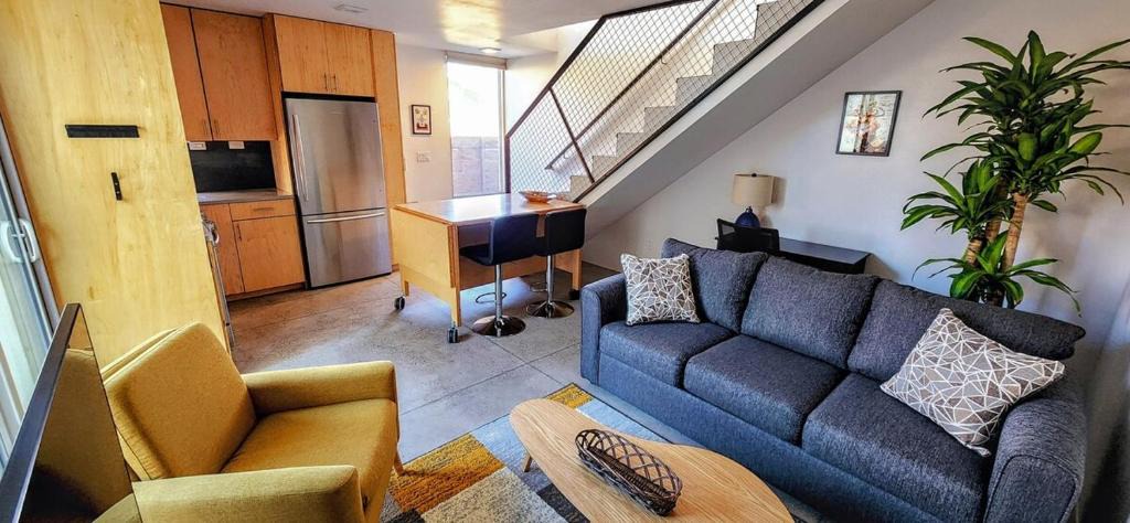 Raynolds Addition Apartment | Chic Townhome Retreat nestled Downtown