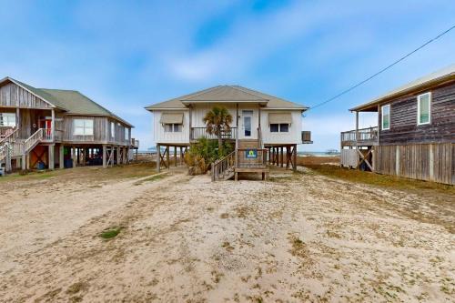 Dauphin Island House | Chic Waterfront Dauphin Island cottage on white sandy beach
