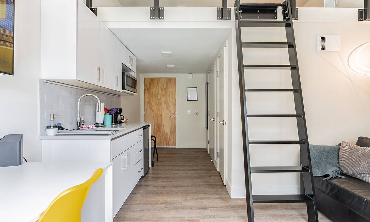 Yesler Terrace Hotel | Cityscape KING BED on Broadway Modern Loft