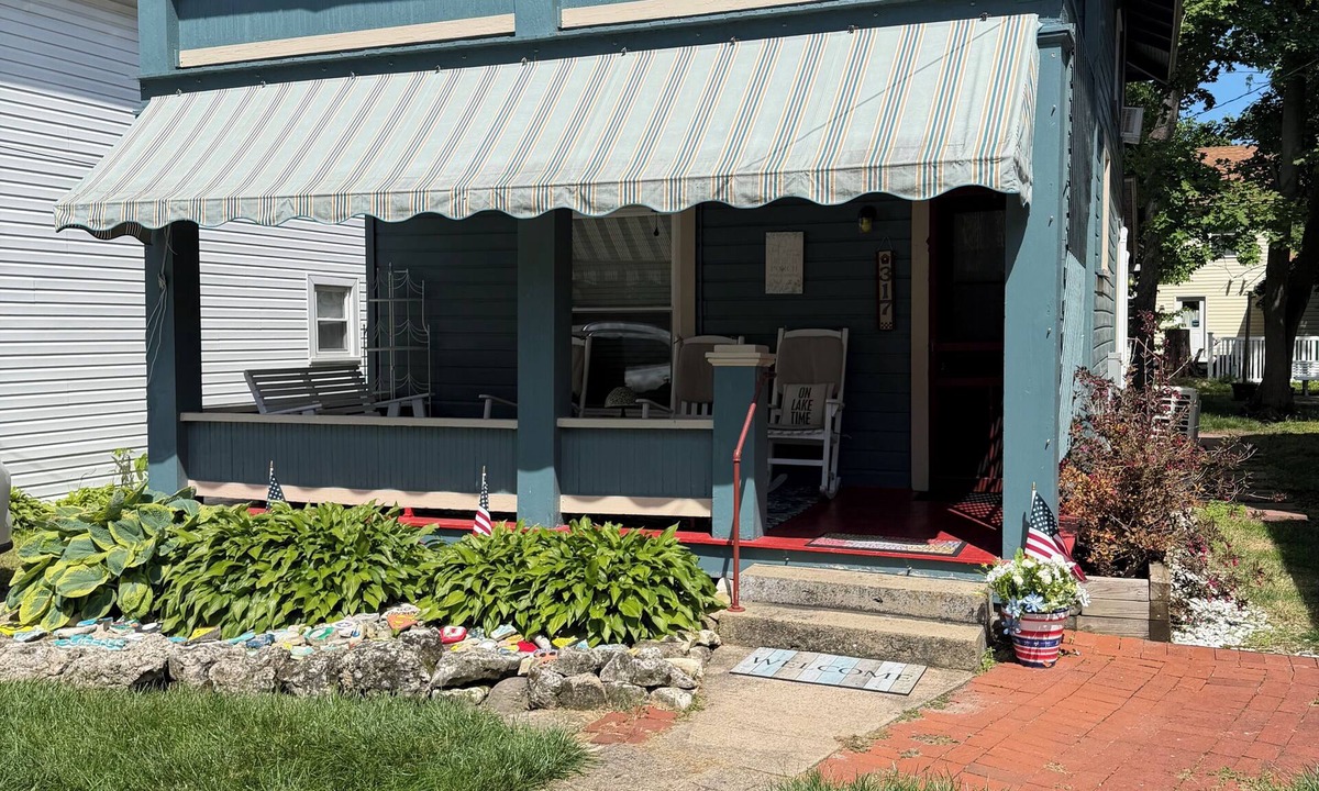 Lakeside Cottage | Classic Lakeside Cottage, Prime Location-Across from Hoover Auditorium