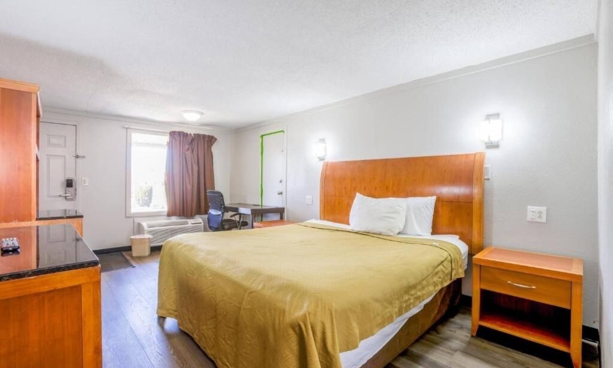 Richmond Hotel | Classic Room with Work Desk – Perfect for Business or Leisure Trips in Richmond