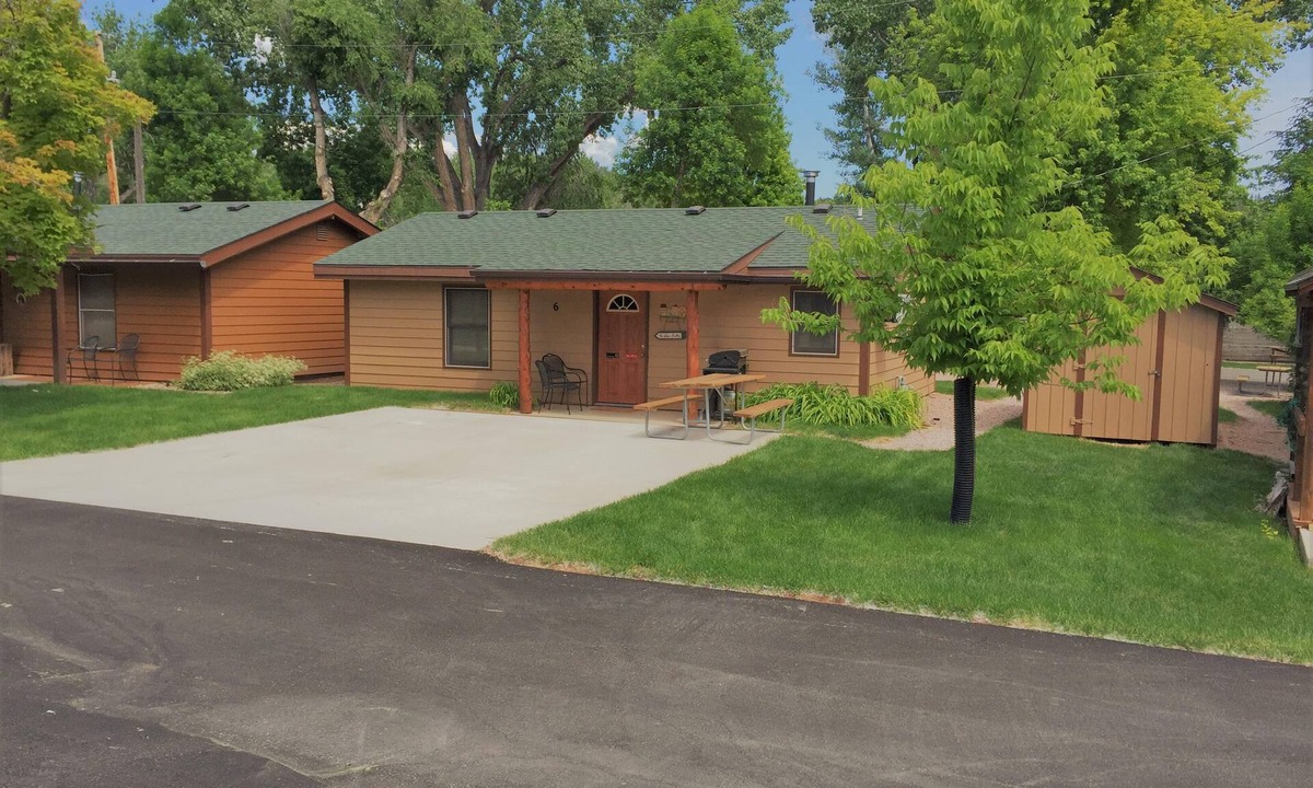Rapid City Cabin | Clean and Comfortable Cottage Thirty Minutes from Mt Rushmore - In Rapid City On Canyon Lake Thirty Minutes from Mt Rushmore